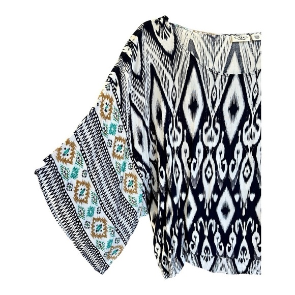 CATO WOMAN, NAVY & WHITE, AZTEC PRINT TOP WITH ROUND NECKLINE. SIZE 18/20W - Picture 2 of 6